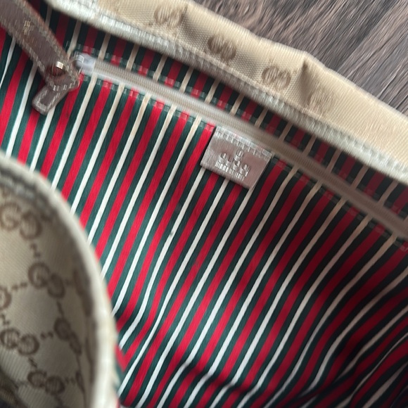 Gucci Tan and Silver Shoulder Bag with Elegant Design - Picture 3 of 3